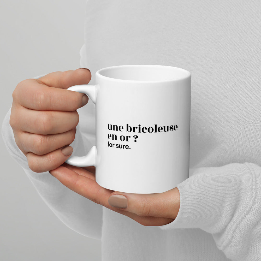 Mug blanc « une bricoleuse en or ? for sure. », tenu dans les mains