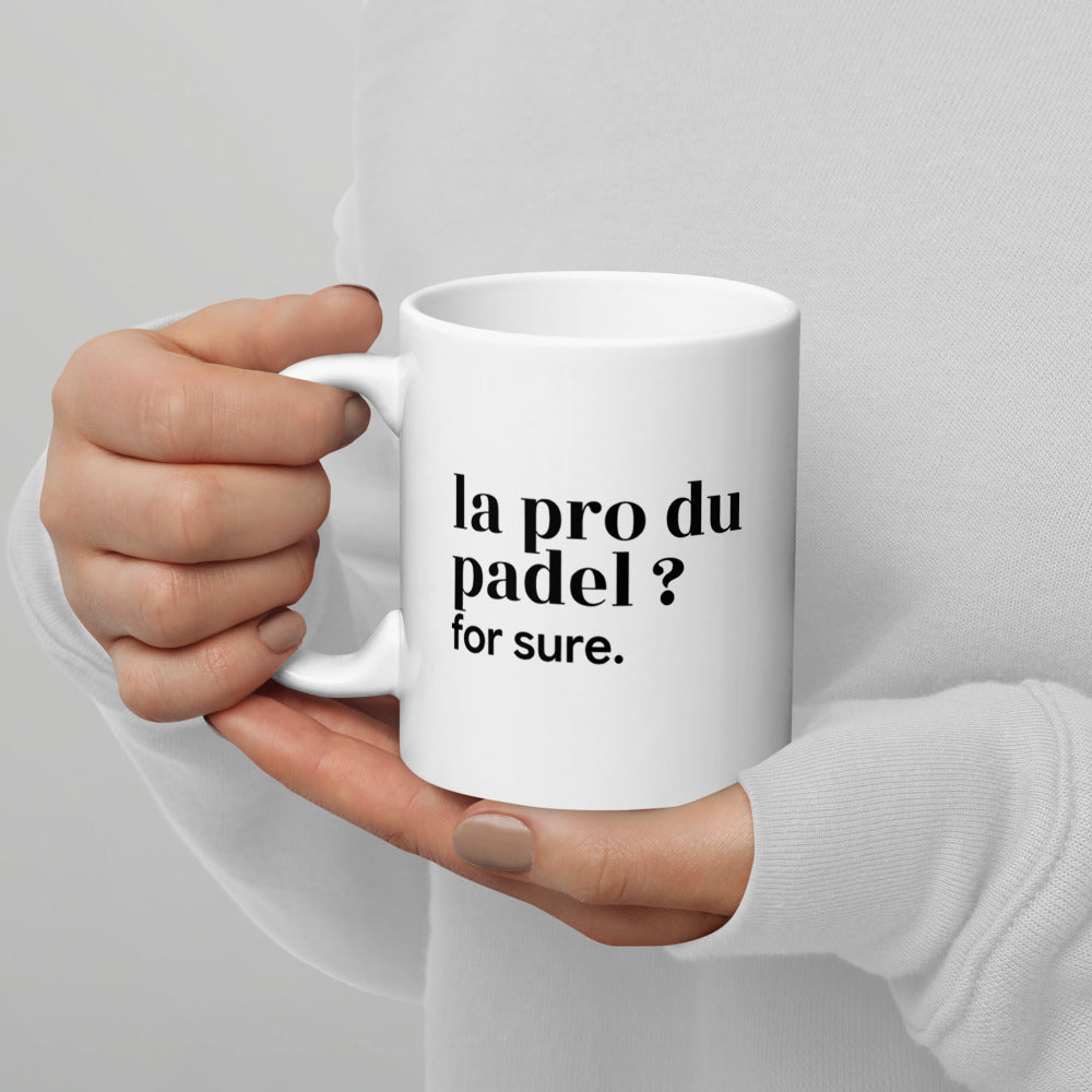 Mug blanc « la pro du padel ? for sure. », tenu dans les mains