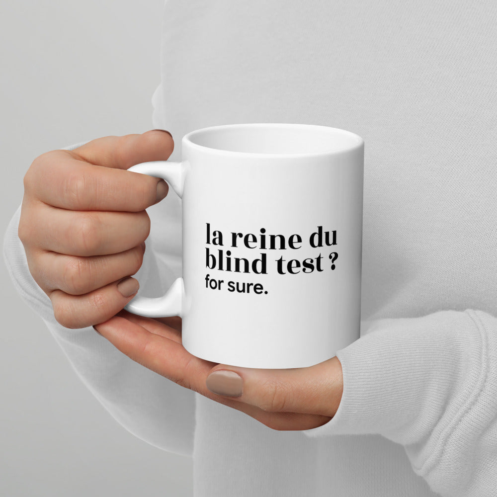 Mug blanc « la reine du blind test ? for sure. », tenu dans les mains