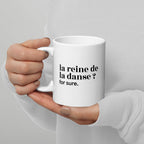 Mug blanc « la reine de la danse ? for sure. », tenu dans les mains