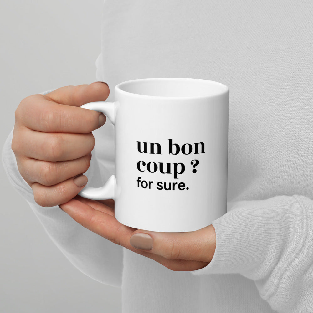 Mug blanc « un bon coup ? for sure. », tenu dans les mains