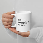 Mug blanc « en couple ? for sure. », tenu dans les mains