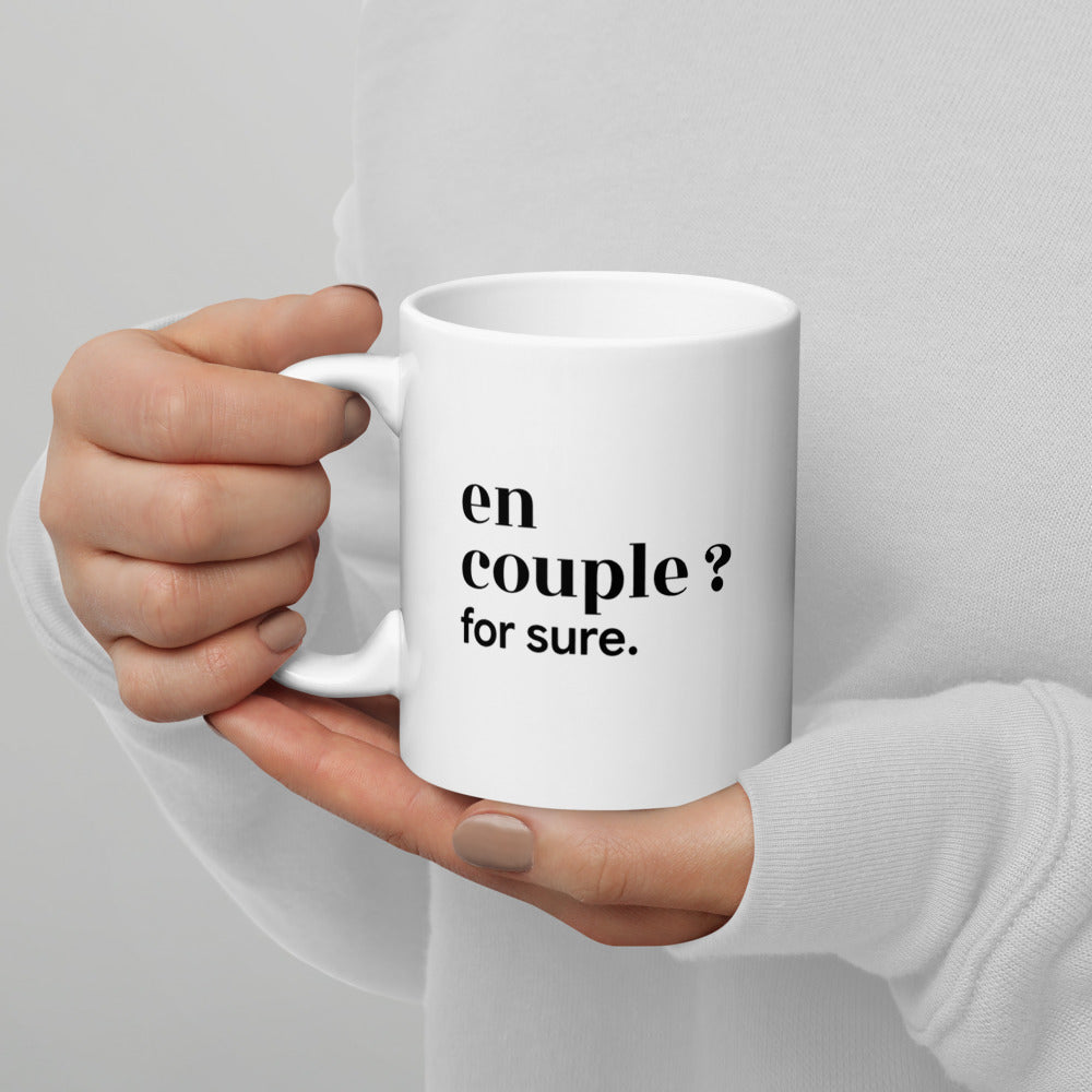 Mug blanc « en couple ? for sure. », tenu dans les mains