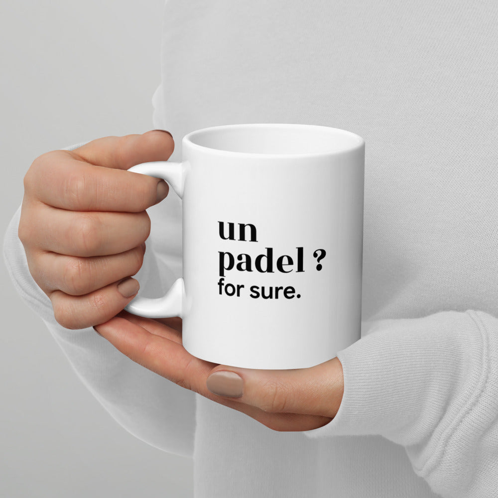 Mug blanc « un padel ? for sure. », tenu dans les mains