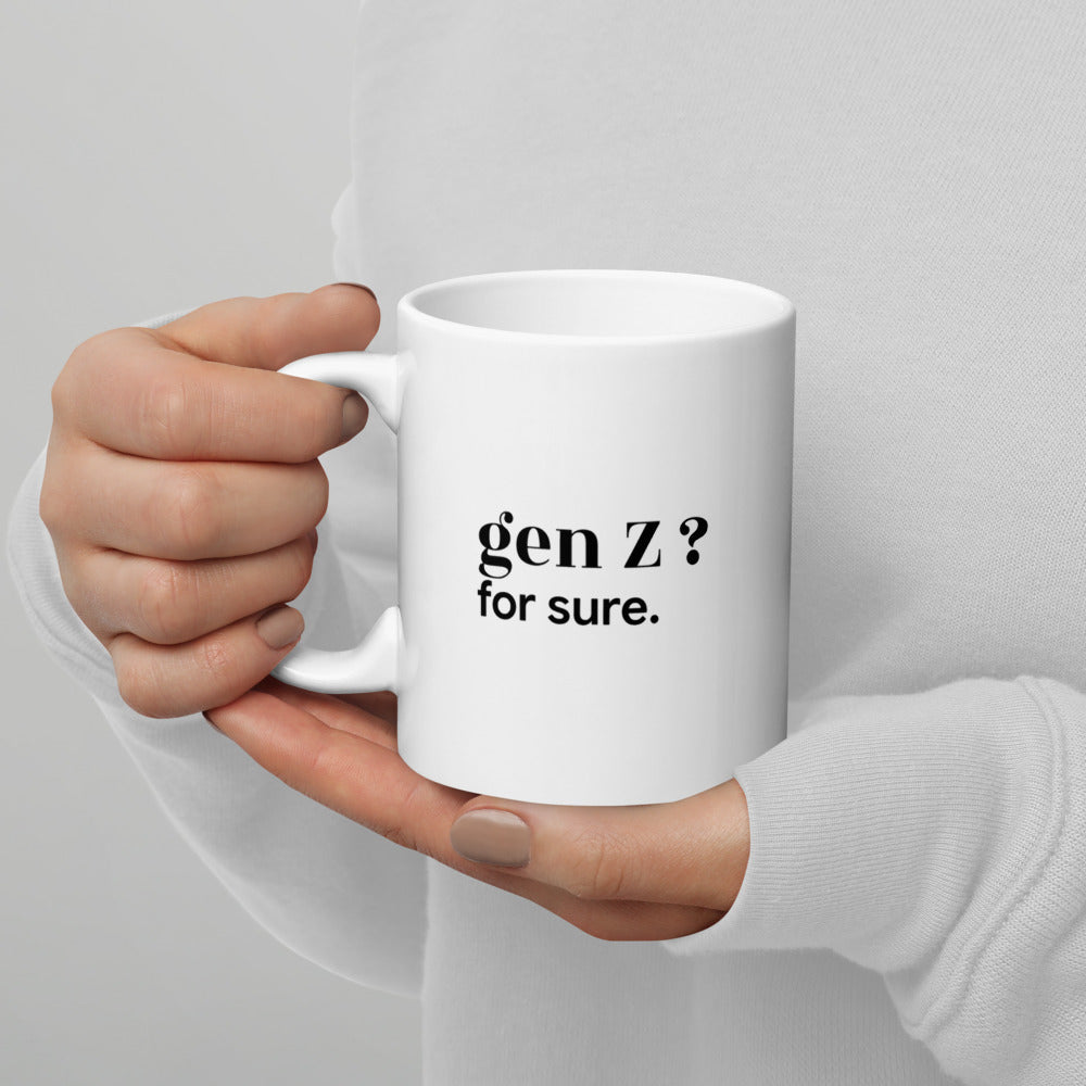 Mug blanc « gen Z ? for sure. », tenu dans les mains