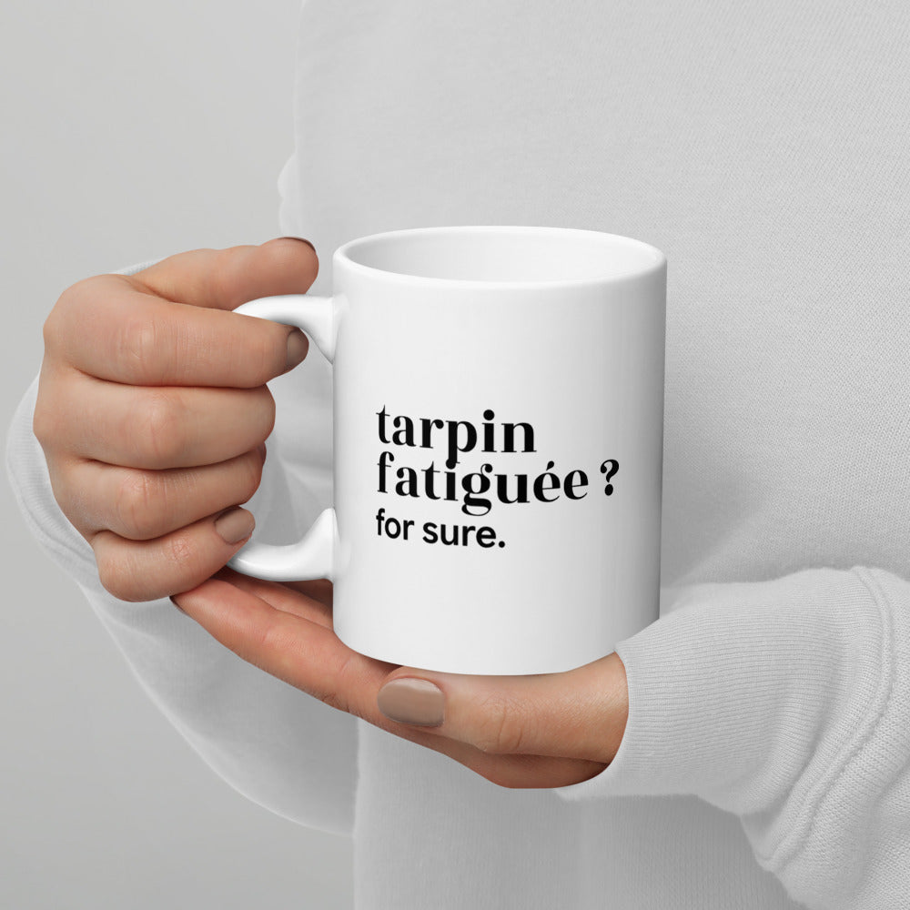 Mug blanc « tarpin fatiguée ? for sure. », tenu dans les mains