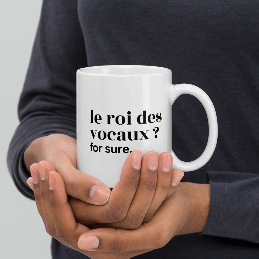 Mug blanc « le roi des vocaux ? for sure. », tenu dans les mains