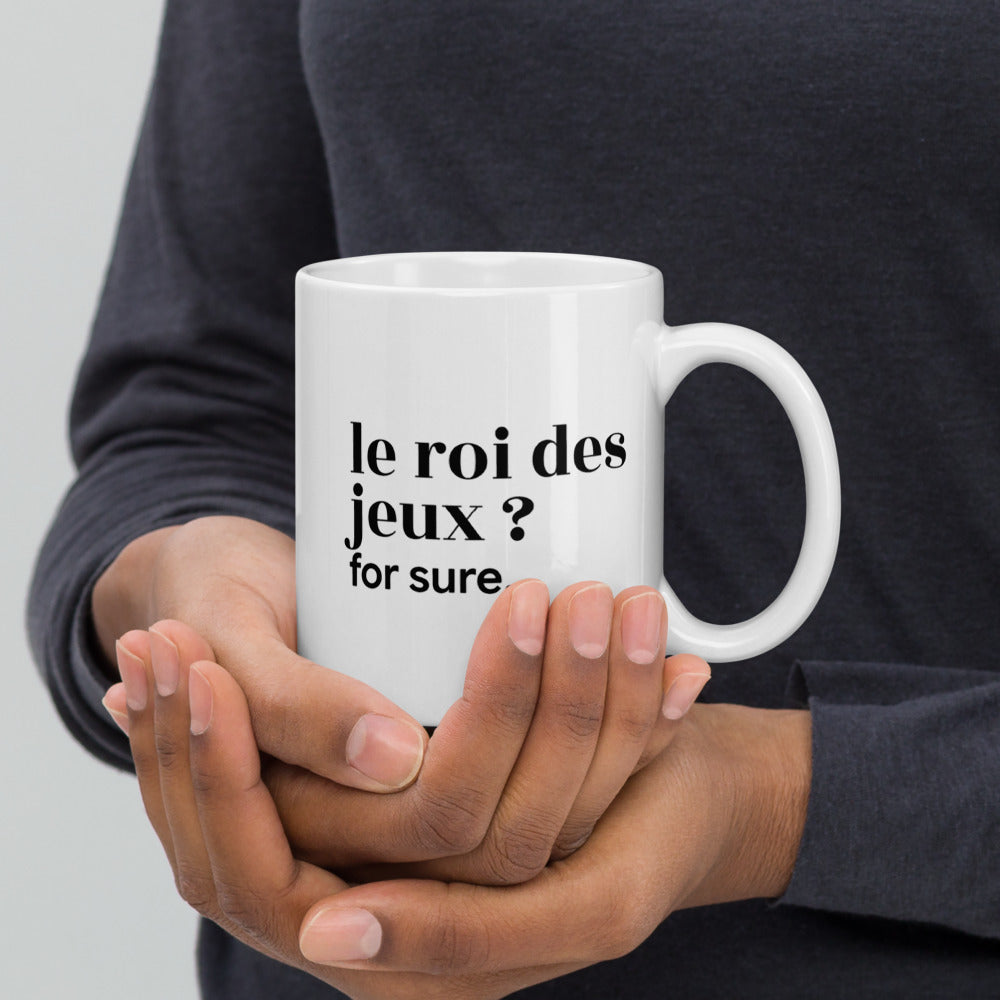 Mug blanc « le roi des jeux ? for sure. », tenu dans les mains