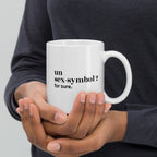 Mug blanc « un sex-symbol ? for sure. », tenu dans les mains