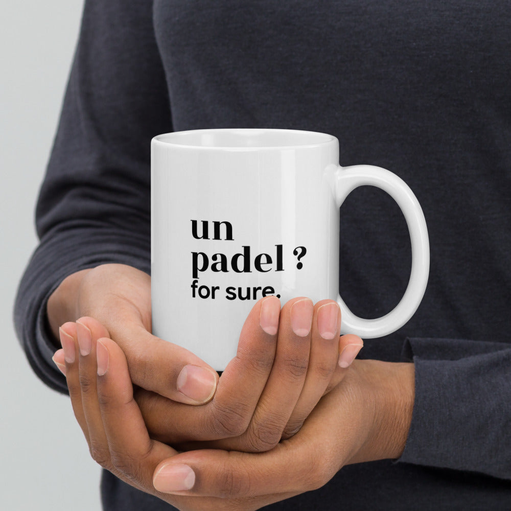 Mug blanc « un padel ? for sure. », tenu dans les mains